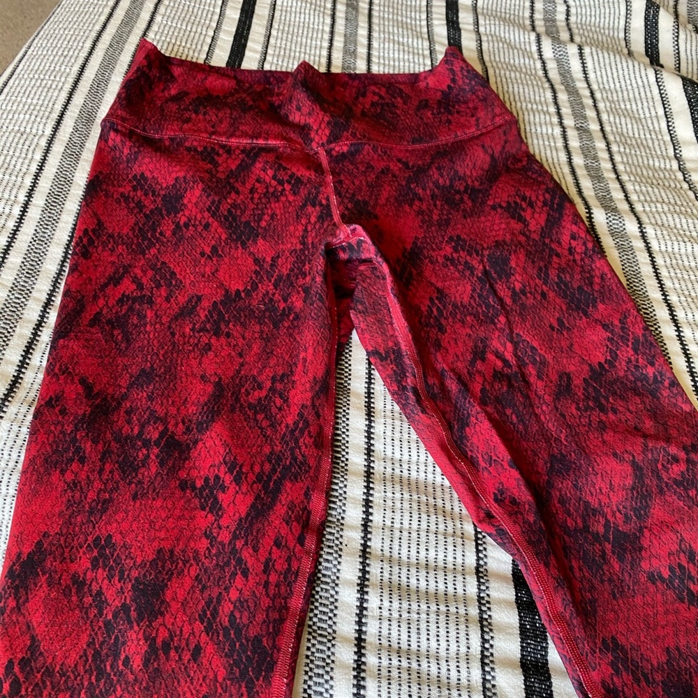 NWOT High-Waisted Printed Powerhold Leggings